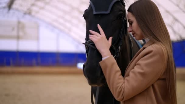 Vacker Jockey Med Häst Landsbygdsranchens Träningshäst — Stockvideo
