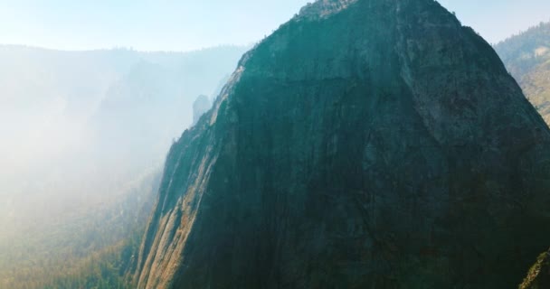 Flygfoto Över Vackra Nationalparkslandskap Med Utsikt Över Yosemite Valley Bakgrunden — Stockvideo