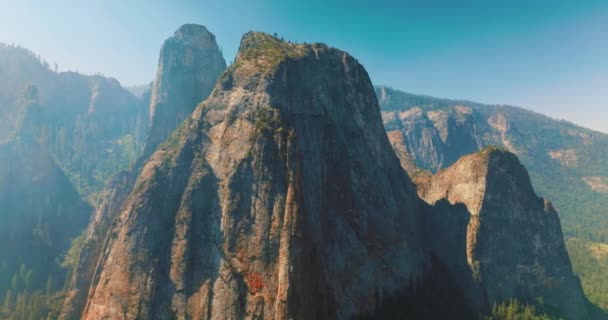 背景にヨセミテ渓谷を見下ろす 美しい国立公園の風景を眺める — ストック動画