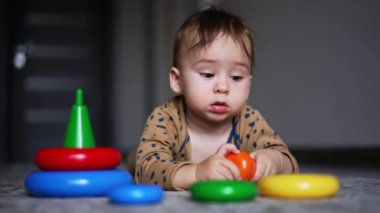 Küçük çocuk renkli oyuncaklarla oynuyor. Oyun odasındaki küçük şirin çocuk.