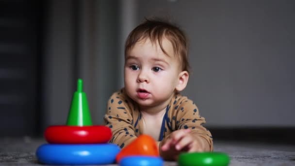 Ένα Μικρό Αγόρι Παίζει Εκπαιδευτικά Παιχνίδια Πολύχρωμο Παιχνίδι Που Παίζει — Αρχείο Βίντεο