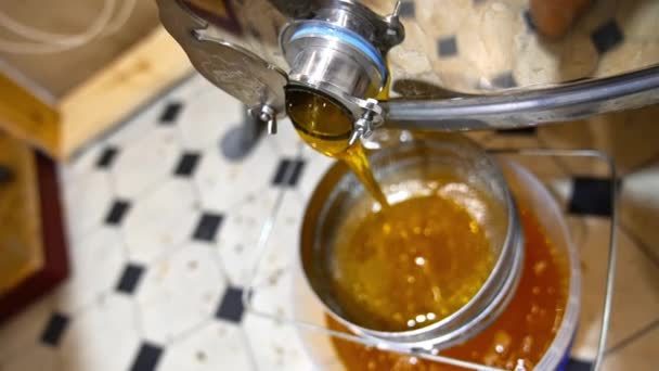 Een Honingoogstmachine Zoete Honing Centifugale Extractie — Stockvideo