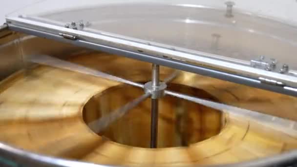 Φυγοκέντρηση Για Συγκομιδή Μελιού Μηχανή Παραγωγής Γλυκών Βιολογικών Προϊόντων Μελισσοκομίας — Αρχείο Βίντεο