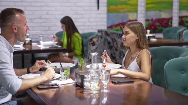 Pareja Joven Romántica Teniendo Citas Juntos Linda Pareja Sentada Restaurante — Vídeo de stock