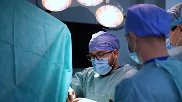 Профессиональные Врачи Операционной Специалисты Хирургии Работают Масках Униформе — стоковое видео