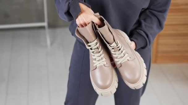 Showroom Mujer Zapatería Calzado Elegante Tratando Boutique — Vídeo de stock