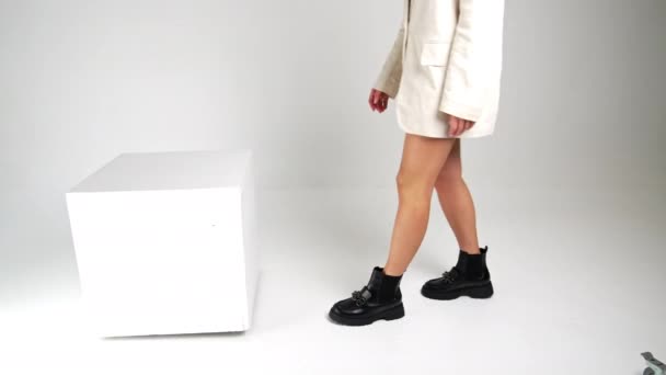 Mujer Zapatería Sala Exposición Tratando Moda Estilo Vida Lujo Calzado — Vídeo de stock