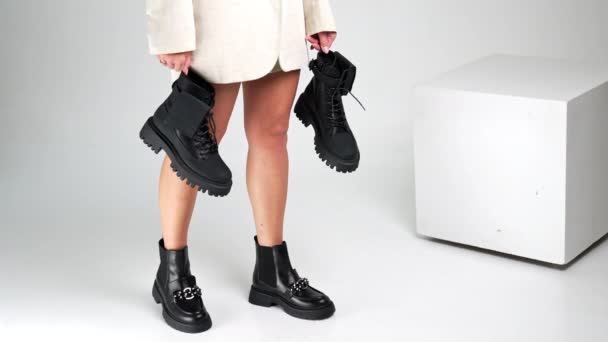 Moda Estilo Vida Lujo Calzado Posando Zapatería Mujer Sala Exposición — Vídeo de stock