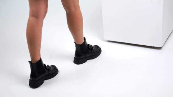 Ayakkabı Mağazasında Ayakkabı Deneyen Bir Kadın Yeni Tarz Ayakkabı Galerisi — Stok video