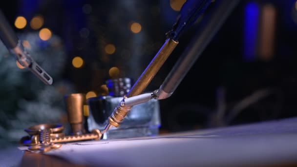 紙にタイプするロボットハンド メカニカルハンドレスリングレター — ストック動画