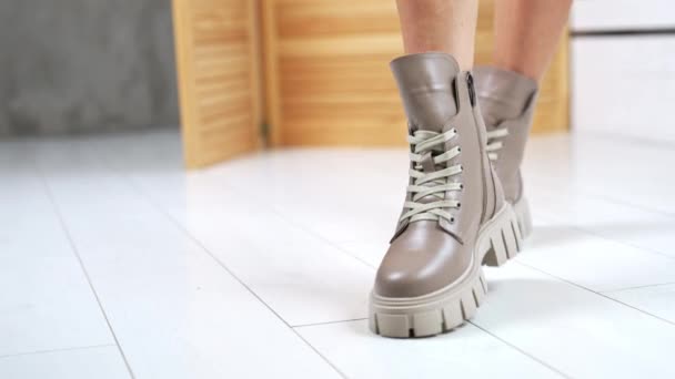 Mode Chaussures Féminines Dans Une Nouvelle Boutique Salle Exposition Chaussures — Video