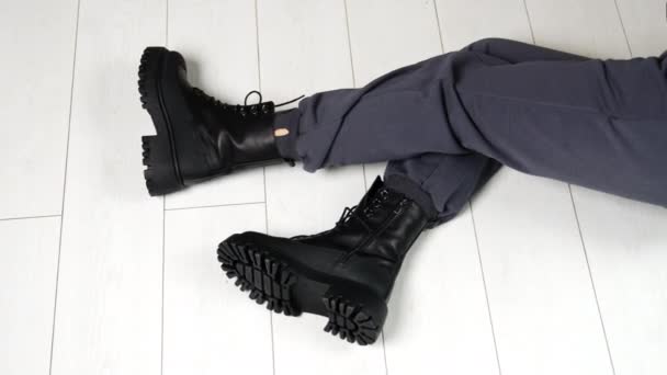 Zarif Kadın Moda Ayakkabıları Poz Veriyor Kadın Ayakkabıları Galerisi — Stok video