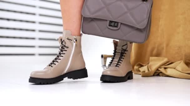 Стильная Обувь Примеряет Магазине Модный Бутик Женской Обуви — стоковое видео