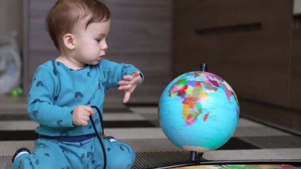 Χαριτωμένο Αγοράκι Που Παίζει Την Υδρόγειο Μικρό Παιχνιδιάρικο Παιδί Διασκεδάστε — Αρχείο Βίντεο