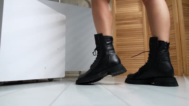 Yaşam Tarzı Şık Ayakkabılar Deniyor Kadın Ayakkabıları Galerisi Pozu — Stok video