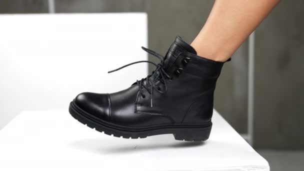 Butik Moda Kadın Galerisi Mağazada Şık Deneme Ayakkabıları — Stok video