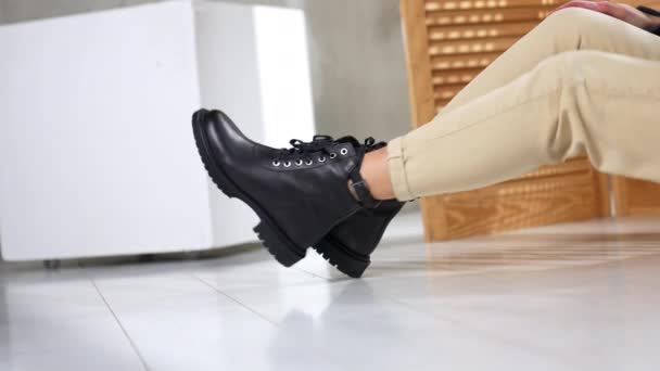 Yaşam Tarzı Ayakkabı Butiği Şık Kadın Ayakkabıları Gösterisi — Stok video