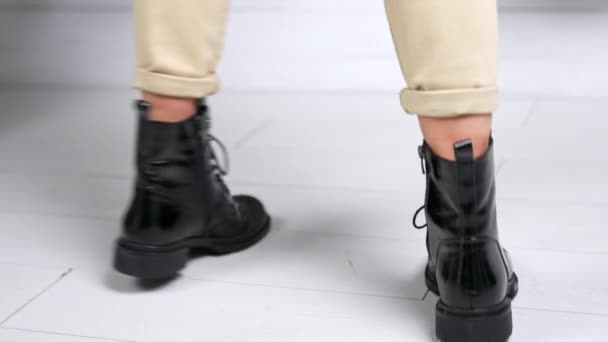 Dönüşümlü Kadın Ayakkabıları Galerisi Mağazada Butik Yaşam Tarzı Pozu — Stok video