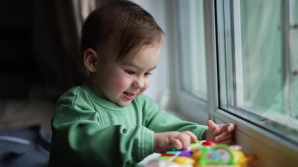 Маленька Мила Дитина Грає Іграшками Молода Дитина Розважається Вдома — стокове відео