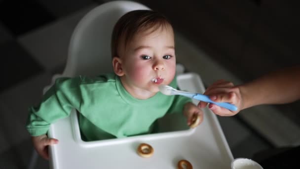 可爱宝宝吃东西的肖像 小孩坐在桌子上吃早饭 — 图库视频影像