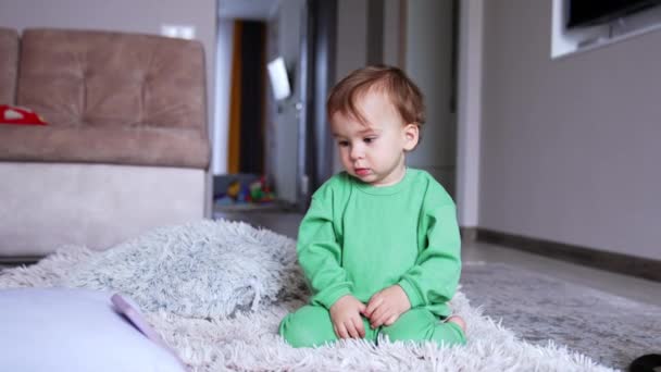 小さなかわいい子供の屋内遊び リトル 面白い — ストック動画