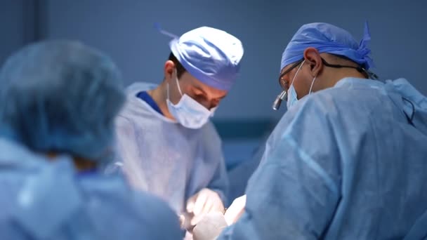 Notarzt Mit Neuer Technik Prozess Des Chirurgen Der Auf Einer — Stockvideo