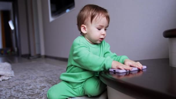 小さい赤ん坊は家で屋内で遊んでいました 幼い幸せなライフスタイルの子供 — ストック動画