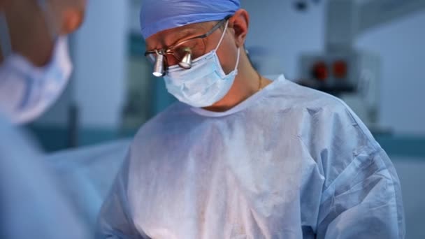 Proceso Especialista Cirugía Que Trabaja Sala Hospitalaria Moderna Médico Emergencia — Vídeos de Stock
