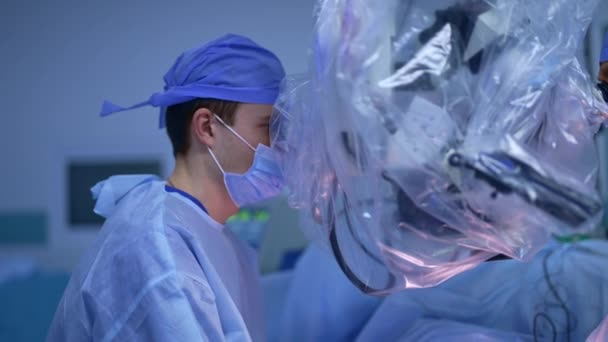Steril Üniforma Üzerinde Çalışan Bir Cerrah Ameliyathanede Profesyonel Cerrahi Asistanı — Stok video