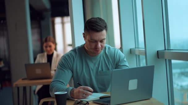 英俊的年轻商业经理与笔记本电脑一起工作 在咖啡店工作的精明商人 — 图库视频影像
