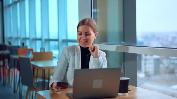Affärskvinna Med Laptop Som Jobbar Modernt Kontor Ung Söt Chef — Stockvideo