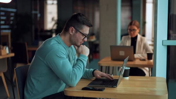 Mądry Biznesmen Kawiarni Pracuje Przystojny Młody Manager Biznesowy Pracujący Laptopem — Wideo stockowe