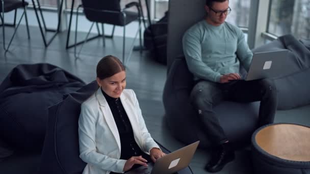 Junge Büroangestellte Mit Laptop Digitale Moderne Arbeitsplätze Für Mitarbeiter — Stockvideo
