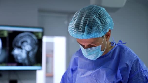 Cirujano Profesional Trabajando Traje Estéril Máscara Cirugía Clínica Especialista Operaciones — Vídeo de stock