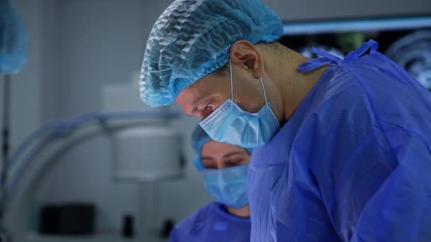 Chirurgie Klinischer Spezialist Für Operationen Professioneller Chirurg Sterilen Anzug Und — Stockvideo