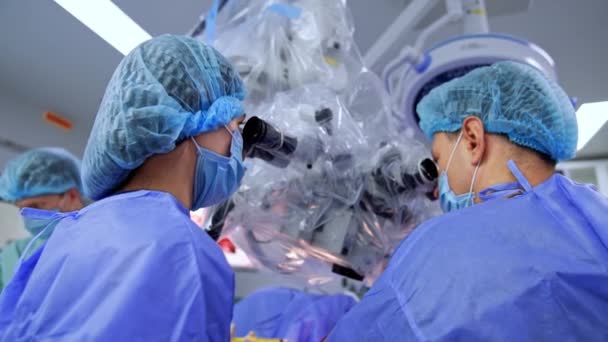 新しい病院で働くプロの医師 オペレーティングヘルスケア現代技術 — ストック動画