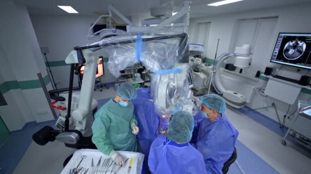 Yeni Hastanede Çalışan Asistanları Olan Acil Servis Doktoru Modern Operasyon — Stok video