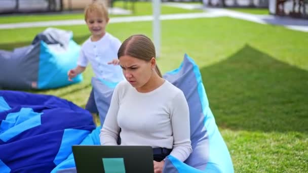 Mutter Mit Kind Hat Spaß Mit Laptop Familie Lernt Mutter — Stockvideo