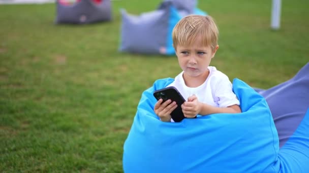 Outdoor Kind Spielt Mit Smartphone Sommer Naturkind Mit Handy — Stockvideo