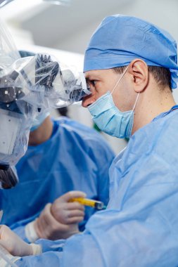 Operasyon ekibi işlemi. Modern cerrahi hastanesindeki doktorlar.