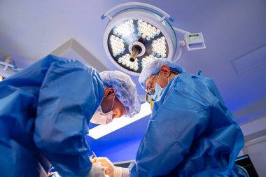 Cerrahi ekip modern bir ekipman üzerinde çalışıyor. Acil durum teknolojileri.