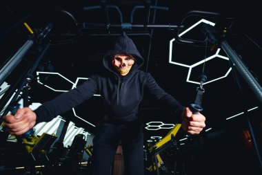 Adam kollarını spor salonunda çalıştırıyor..