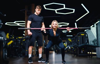 Güzel kız spor salonunda özel antrenörle nişanlandı..