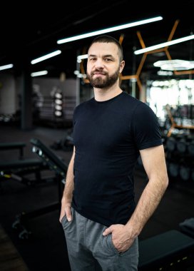 Sakallı yakışıklı adam spor salonunda..