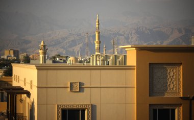 Muscat Umman şehrinde minareler ve Arap tarzı binalar.