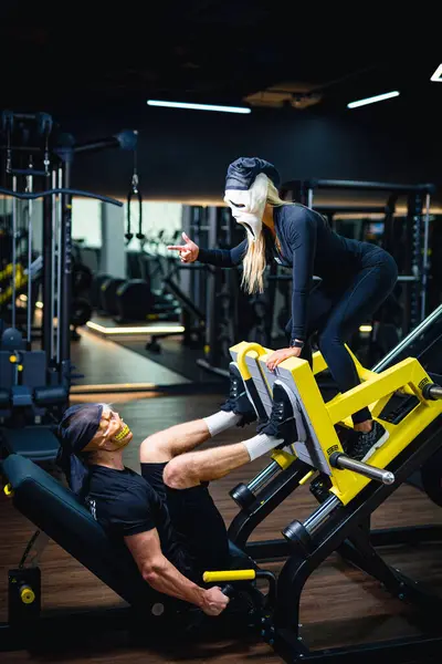 Güzel kız ve yakışıklı adam jimnastik yapıyor..