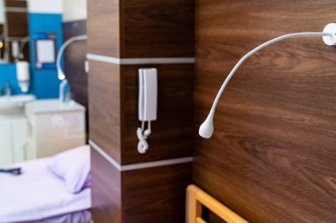 Modern özel acil tıbbi iç mekan. Rahat yatakları olan hastane koğuşu..