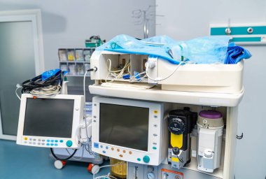 Acil durum teknolojisi cihazları. Hastane cerrahisi modern ekipman.