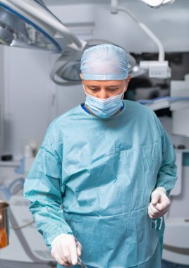Modern hastanede çalışan yakışıklı bir doktor. Üniforma ve maske uzmanı portresi.