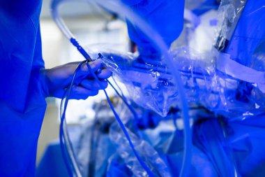 Yeni teknoloji cerrahi süreci. Modern acil durum işi kavramı.